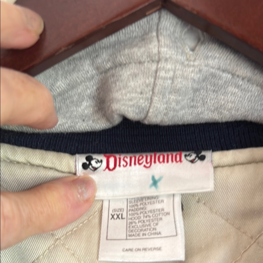 Detachable hood, this coat is in great shape! - Picture 2 of 8